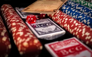 Blackjack Hand Signals: Complete Guide to Table Etiquette & Winning Communication